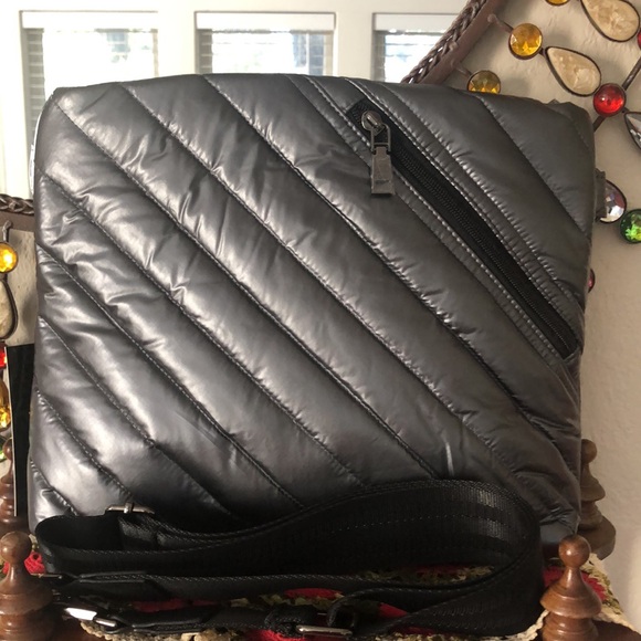 NWT THINK ROYLN Pearl Gray Quilted Westwood Crossbody w/Fashion Strap - Picture 3 of 8